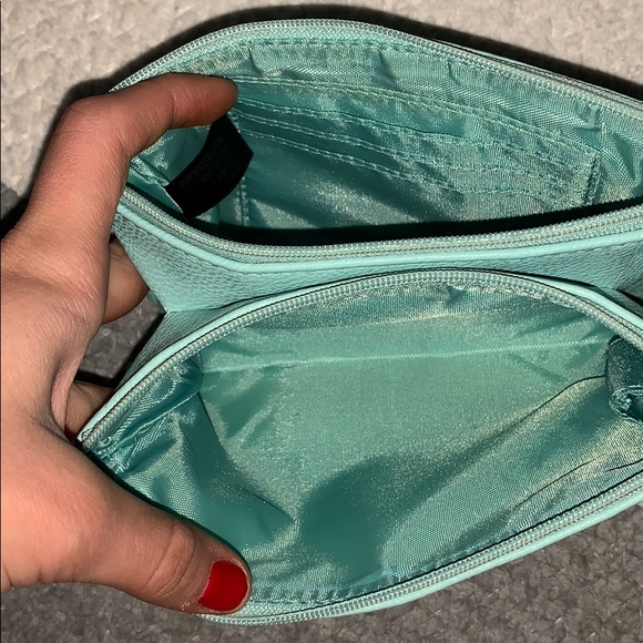 Handbag NEVER BEEN USED - Picture 2 of 4